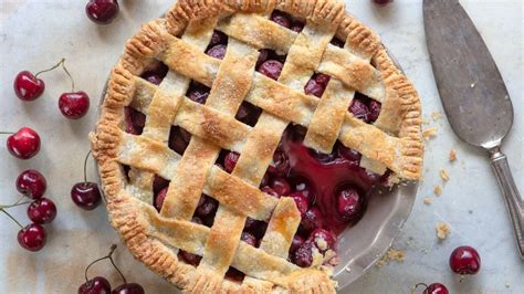 Tarta de cerezas casera recién horneada