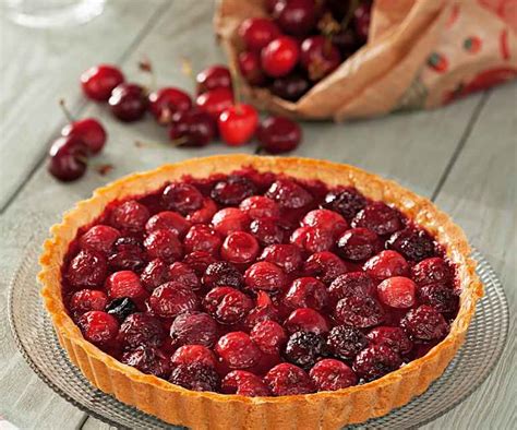 Enrejado de masa sobre la tarta de cerezas