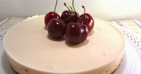 Cheesecake de cerezas en almíbar con decoración de menta