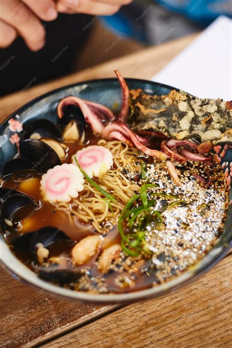 Sopa de mariscos japonesa con fideos ramen