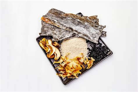 Ingredientes esenciales para el caldo dashi: kombu y katsuobushi