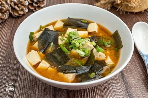 Bol de sopa de miso con mariscos y verduras frescas