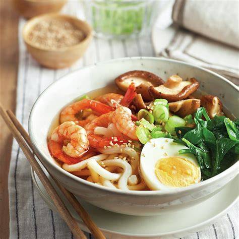 Ramen de mariscos con fideos udon y huevo marinado