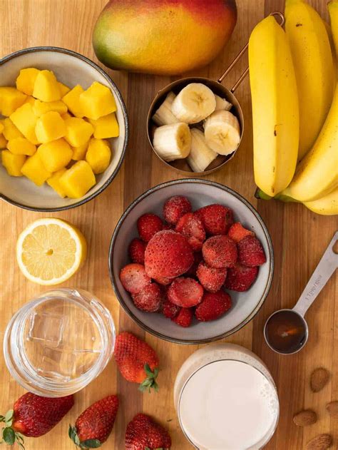 Ingredientes para batido de fresa y mango