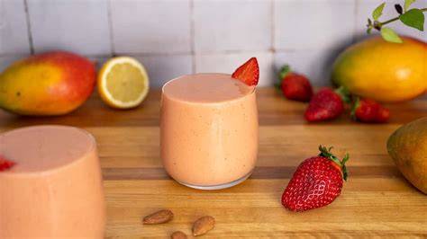 Batido de fresa y mango servido