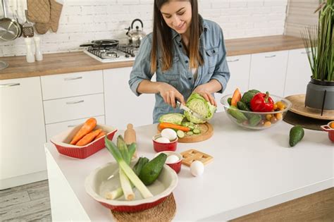 Mujer preparando ensalada en Thermomix