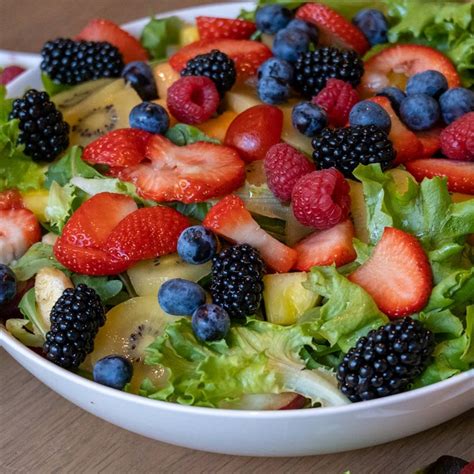 Ensalada colorida con frutas y verduras