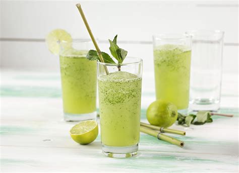 vaso de granizado de lima decorado con menta