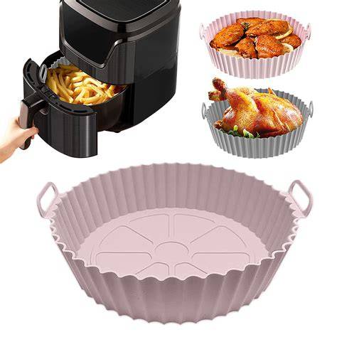 variedad de moldes para freidora de aire sobre una mesa de cocina