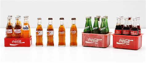 Colección de latas antiguas de Coca-Cola de diferentes épocas