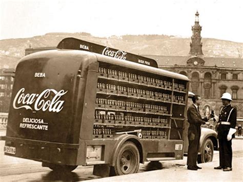 Comparativa de latas de Coca-Cola de los años 50, 70 y 90