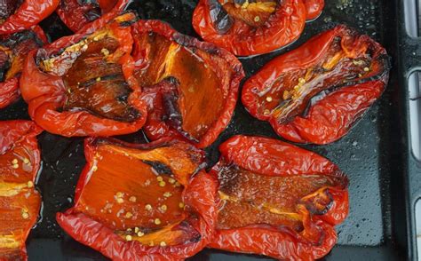 Pimientos rojos asándose en el horno