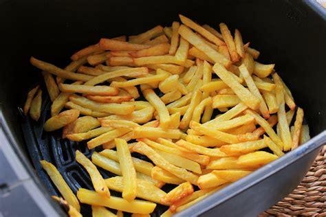 Patatas fritas recién hechas en una freidora