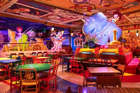 Interior temático del restaurante La Crêpe Volante con referencias a los Rabbids