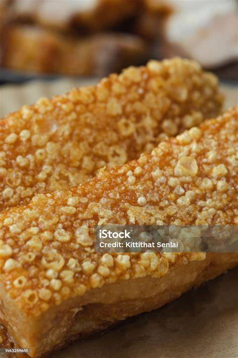 Panceta fresca en una tabla de cortar
