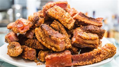 Torreznos crujientes servidos en un plato