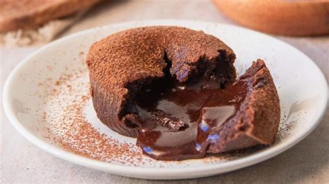 Volcán de chocolate recién horneado