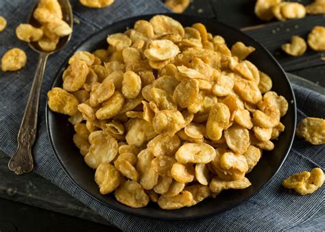 Habas fritas al horno en un bol como snack saludable