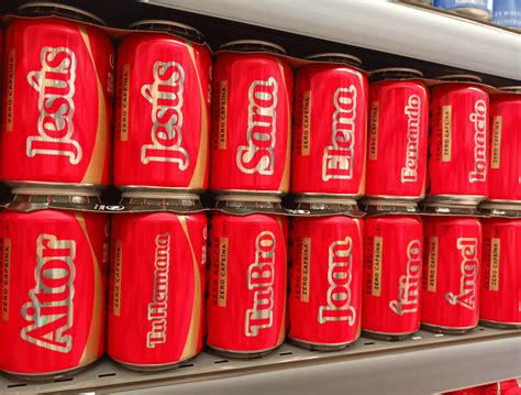 Diseño de latas de Coca-Cola personalizadas con nombres