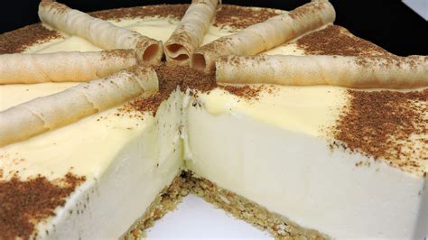 Tarta mousse de natillas con una capa superior de canela