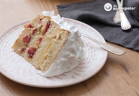 Tarta de merengue y crema con decoración de fresas y frutos rojos
