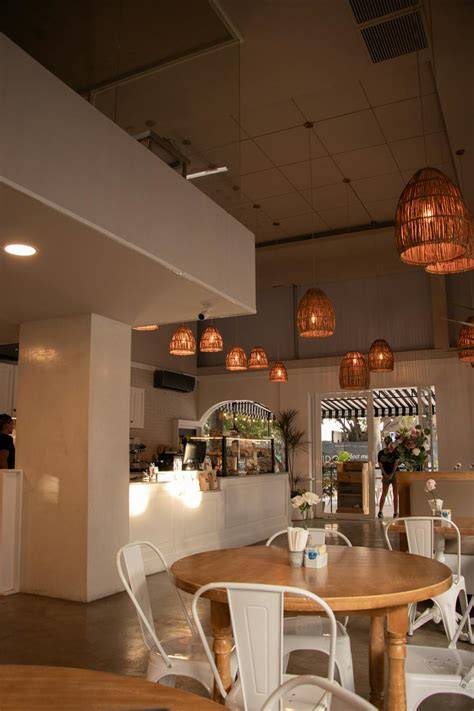 Interior acogedor de Nana-Sushi con mesas bien dispuestas