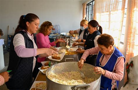 Mujeres cocinando en un comedor comunitario de Pan de Vida