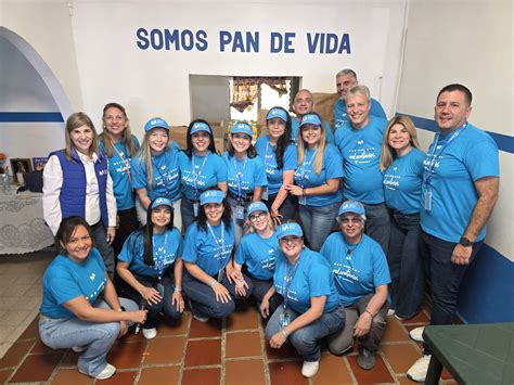 Voluntarios de Pan de Vida interactuando con niños