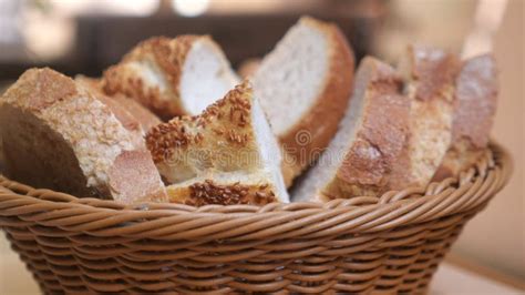 Pan recién horneado en una cesta
