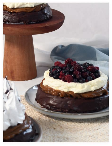 Tarta terminada con copos de crema chantilly y detalles decorativos