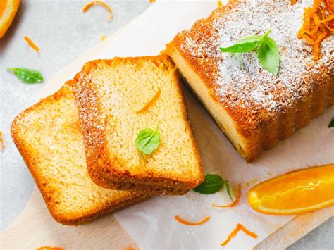 Bizcocho de naranja recién horneado con azúcar glas por encima
