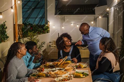 Familia reunida en la mesa compartiendo una comida con productos Coca-Cola