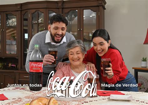 Diversos tipos de familias compartiendo momentos felices con productos Coca-Cola