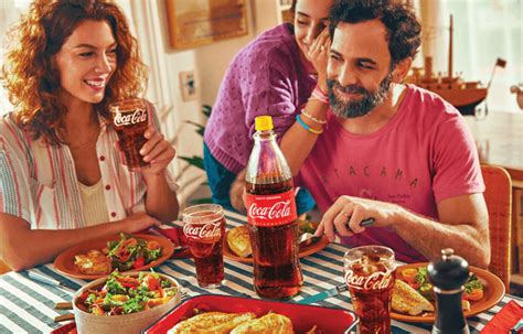 Familia interactuando en diferentes escenas cotidianas con una Coca-Cola