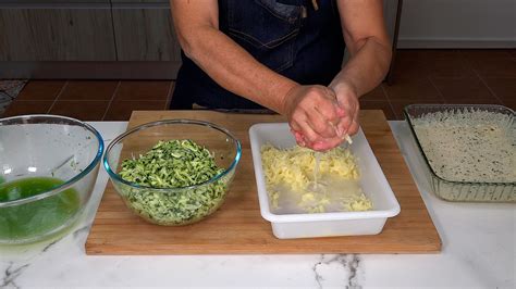 Proceso de rallado de calabacín y patata
