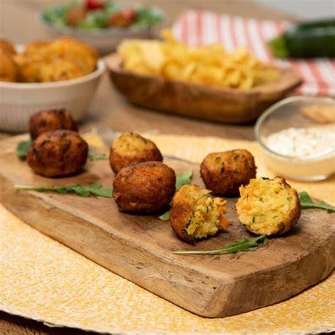 Bolitas de patata, calabacín y zanahoria listas para hornear