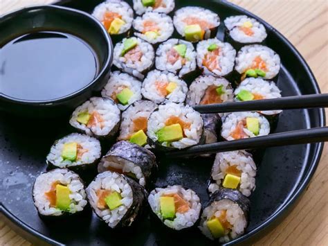 Menú de sushi variado en un buffet