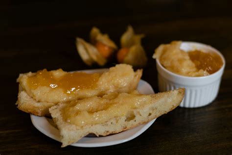 Plato con salsa para mojar pan