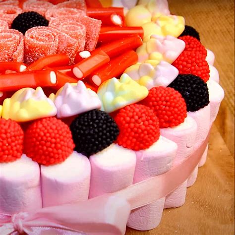 Tarta de chuches terminada con celofán y moña