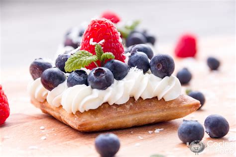 Hojaldre con nata y frutos rojos