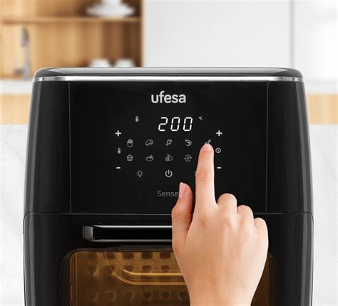 Panel de control digital de la freidora de aire Ufesa 12L con programas preestablecidos