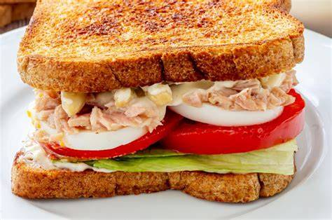 Sándwich vegetal con atún y mayonesa 