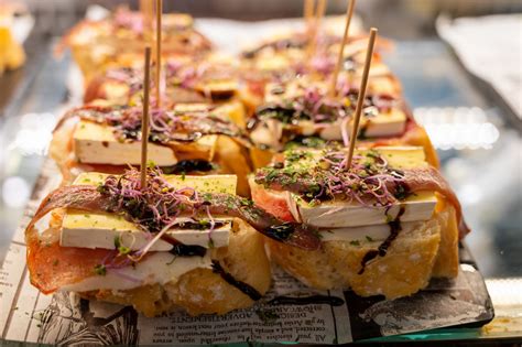 Infografía comparando las características de tapas y pintxos