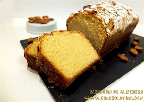 Bizcocho de patata y almendra espolvoreado con azúcar glas