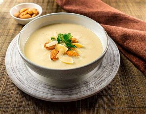 Ingredientes frescos para la sopa de almendras
