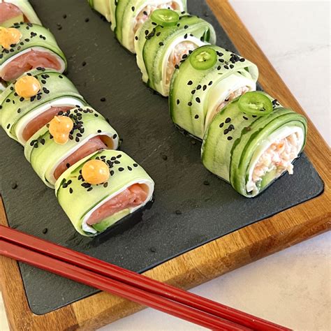 Sushi de pepino relleno de surimi y aguacate