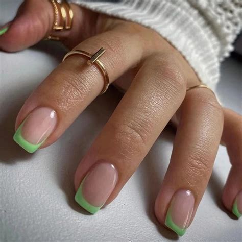 Manicura francesa con ondas verde pastel