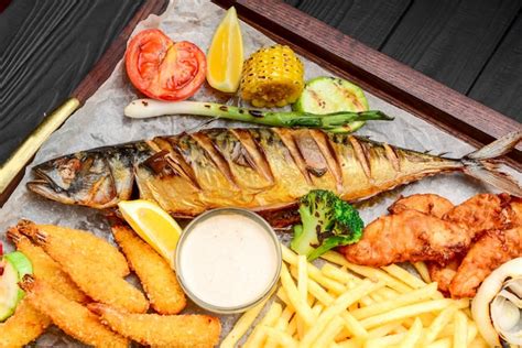 Pescado frito con camarones y acompañamientos