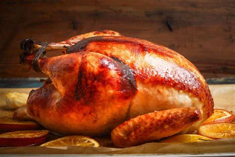 Pavo asado en bandeja de horno