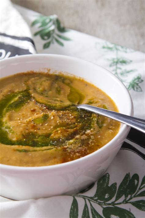 Sopa de berenjenas en un cuenco